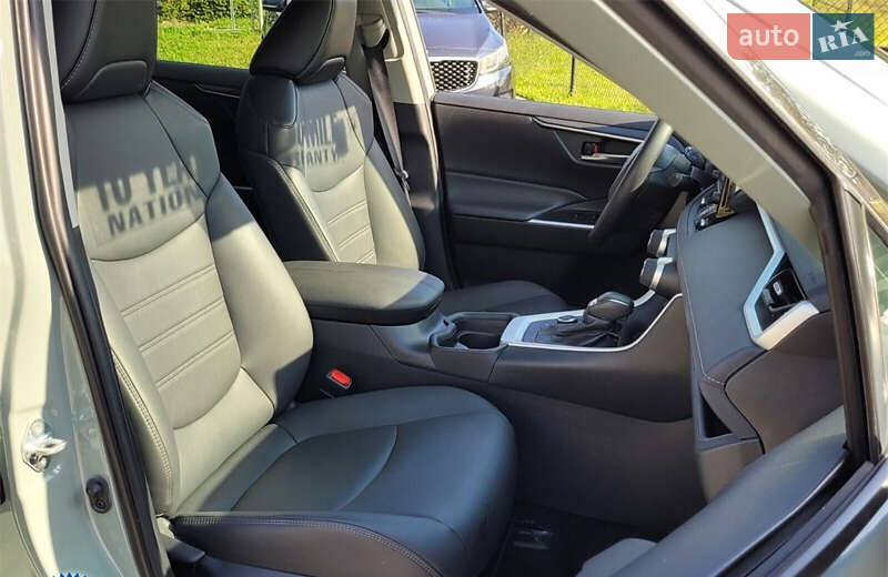 Позашляховик / Кросовер Toyota RAV4 2021 в Запоріжжі