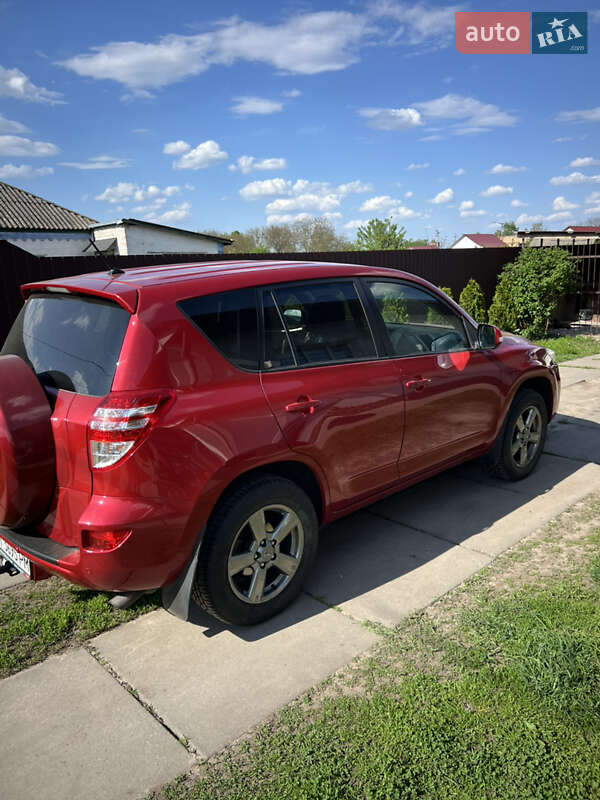 Внедорожник / Кроссовер Toyota RAV4 2012 в 