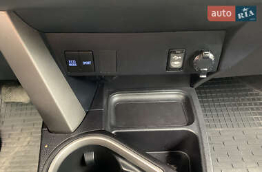 Позашляховик / Кросовер Toyota RAV4 2016 в 