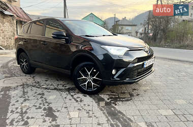 Внедорожник / Кроссовер Toyota RAV4 2017 в 