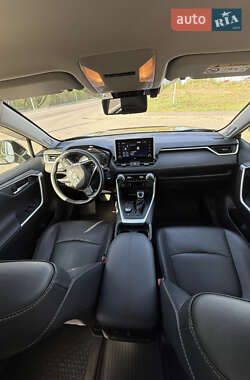 Внедорожник / Кроссовер Toyota RAV4 2020 в 