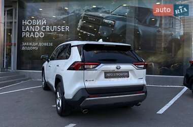Позашляховик / Кросовер Toyota RAV4 2020 в 