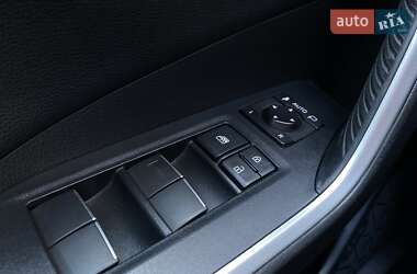 Позашляховик / Кросовер Toyota RAV4 2020 в 