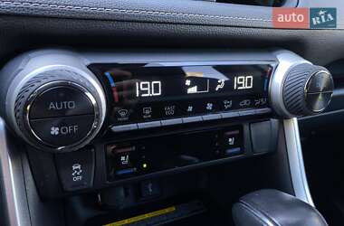 Позашляховик / Кросовер Toyota RAV4 2020 в 