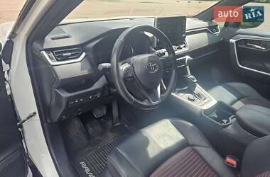 Позашляховик / Кросовер Toyota RAV4 2021 в 