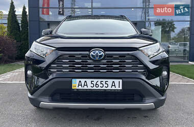 Позашляховик / Кросовер Toyota RAV4 2021 в 