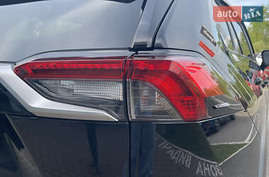 Позашляховик / Кросовер Toyota RAV4 2021 в 