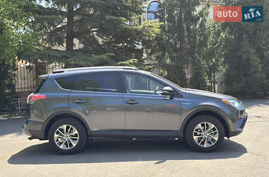 Внедорожник / Кроссовер Toyota RAV4 2018 в 