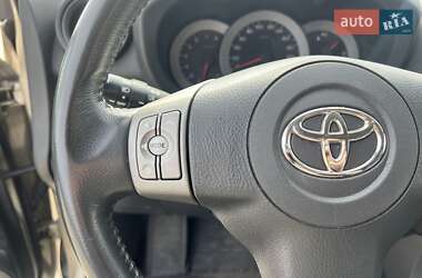 Внедорожник / Кроссовер Toyota RAV4 2006 в 