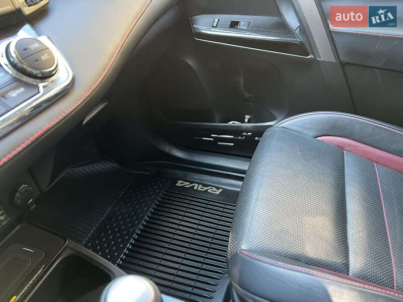 Позашляховик / Кросовер Toyota RAV4 2016 в Дніпрі