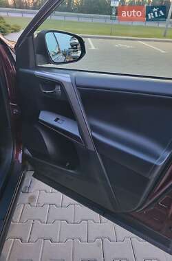 Внедорожник / Кроссовер Toyota RAV4 2017 в 