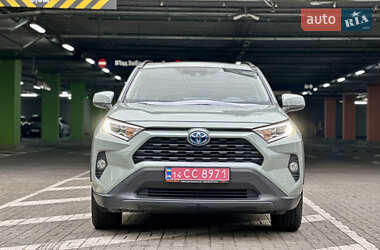Позашляховик / Кросовер Toyota RAV4 2020 в 