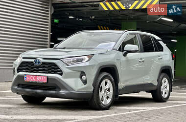 Позашляховик / Кросовер Toyota RAV4 2020 в 