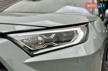 Позашляховик / Кросовер Toyota RAV4 2020 в 