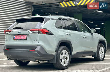 Позашляховик / Кросовер Toyota RAV4 2020 в 