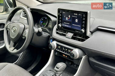 Позашляховик / Кросовер Toyota RAV4 2020 в 