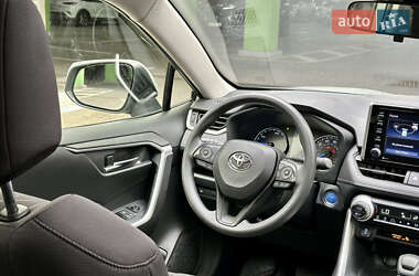 Позашляховик / Кросовер Toyota RAV4 2020 в 