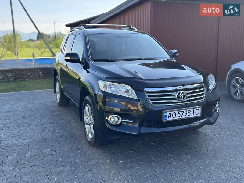 Позашляховик / Кросовер Toyota RAV4 2010 в Хусті