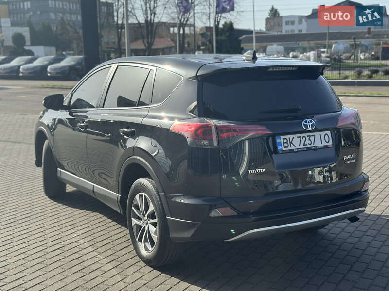 Внедорожник / Кроссовер Toyota RAV4 2017 в Ровно