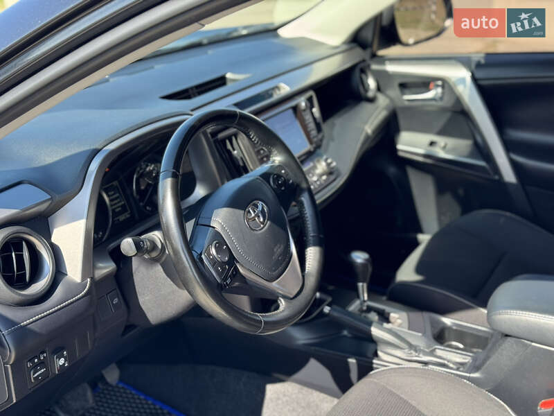 Внедорожник / Кроссовер Toyota RAV4 2017 в Ровно
