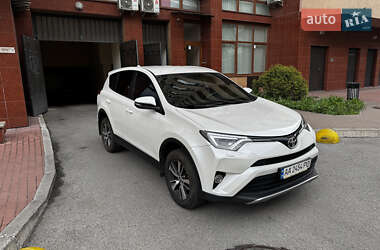Внедорожник / Кроссовер Toyota RAV4 2017 в 