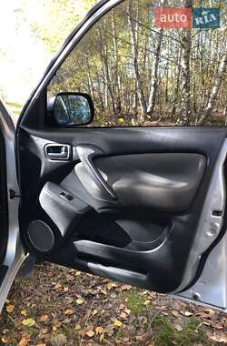 Позашляховик / Кросовер Toyota RAV4 2004 в 