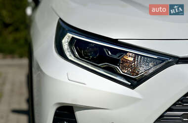 Позашляховик / Кросовер Toyota RAV4 2020 в 