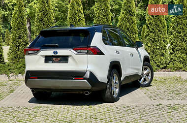 Позашляховик / Кросовер Toyota RAV4 2020 в 