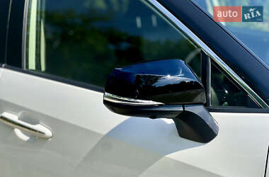 Позашляховик / Кросовер Toyota RAV4 2020 в 