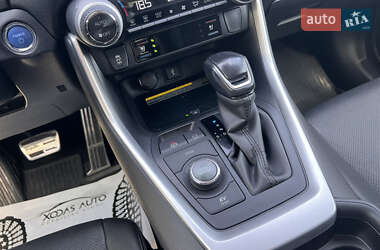 Позашляховик / Кросовер Toyota RAV4 2020 в 