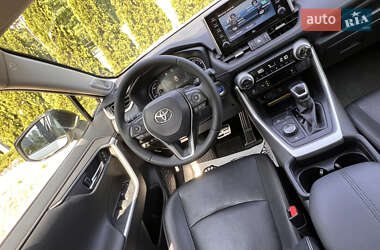 Позашляховик / Кросовер Toyota RAV4 2020 в 