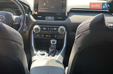 Позашляховик / Кросовер Toyota RAV4 2020 в 