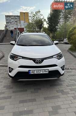 Внедорожник / Кроссовер Toyota RAV4 2018 в 