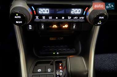 Внедорожник / Кроссовер Toyota RAV4 2024 в 
