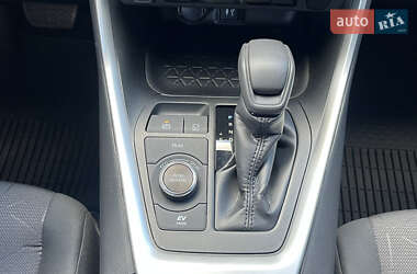 Позашляховик / Кросовер Toyota RAV4 2019 в 