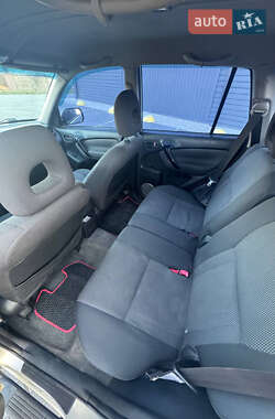 Позашляховик / Кросовер Toyota RAV4 2004 в 