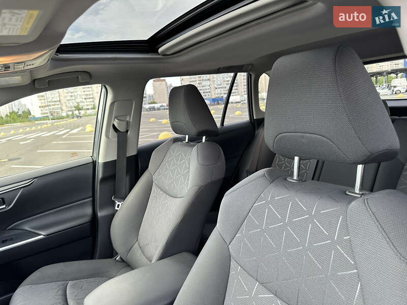 Позашляховик / Кросовер Toyota RAV4 2021 в Києві