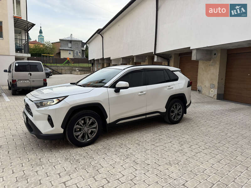 Позашляховик / Кросовер Toyota RAV4 2023 в Львові