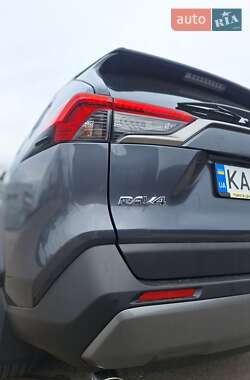Позашляховик / Кросовер Toyota RAV4 2020 в 