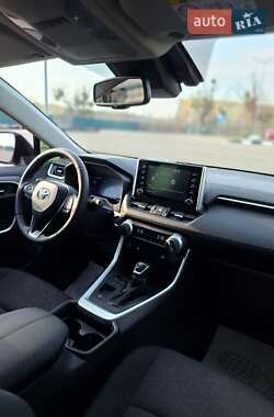 Позашляховик / Кросовер Toyota RAV4 2020 в 