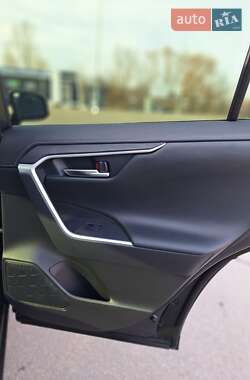 Позашляховик / Кросовер Toyota RAV4 2020 в 