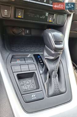 Позашляховик / Кросовер Toyota RAV4 2020 в 