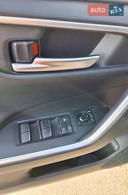 Позашляховик / Кросовер Toyota RAV4 2020 в 