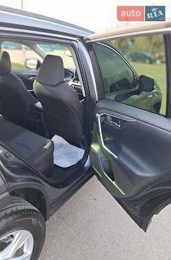 Позашляховик / Кросовер Toyota RAV4 2020 в 