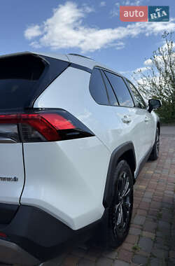 Внедорожник / Кроссовер Toyota RAV4 2021 в 