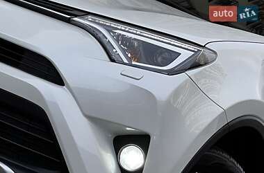 Внедорожник / Кроссовер Toyota RAV4 2016 в 