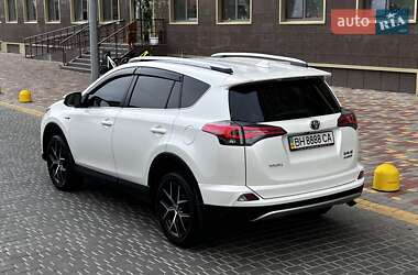 Внедорожник / Кроссовер Toyota RAV4 2016 в 