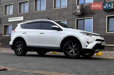 Внедорожник / Кроссовер Toyota RAV4 2016 в 