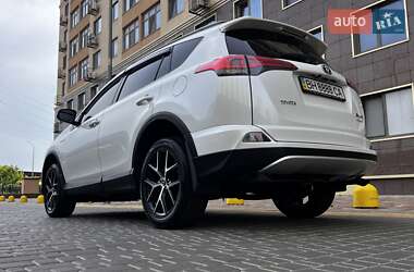 Внедорожник / Кроссовер Toyota RAV4 2016 в 