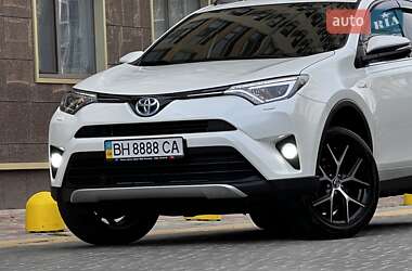 Внедорожник / Кроссовер Toyota RAV4 2016 в 